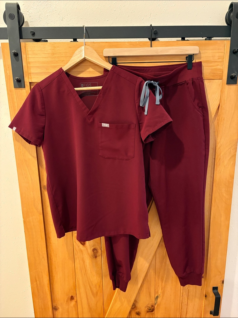 FIGS Burgundy S CatarinaScrub Top & MP Zamora Joggers